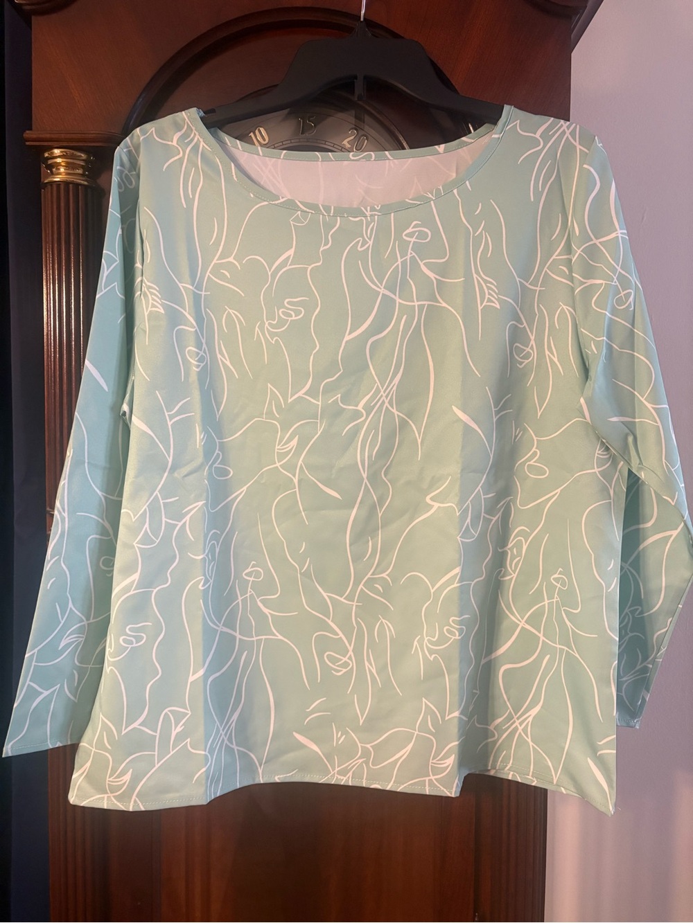 Source Unknown Mint Green Long Sleeve Blouse with White Abstract Line Design